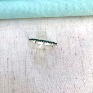 APARADOR ZIRCÔNIA VERDE BANHADO A PRATA