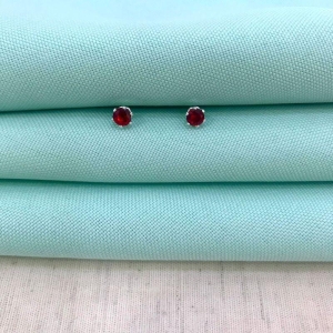 BRINCO PONTO LUZ VERMELHO P BANHADO A PRATA