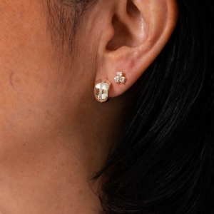 MEIA ARGOLA COM ZIRCÔNIA BANHADO A OURO