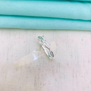 ANEL LEAF COM ZIRCÔNIAS  BANHADO A PRATA