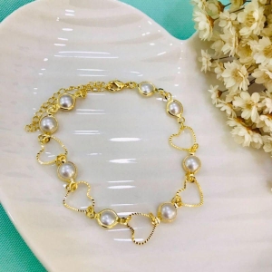 PULSEIRA PÉROLA E CORAÇÕES BANHADA OURO