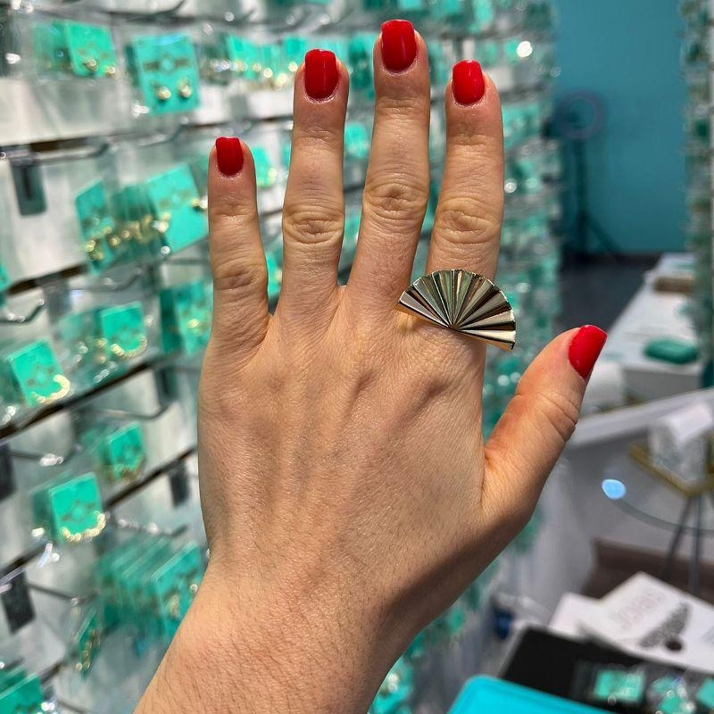 ANEL LEQUE DESIGN AMASSADO REGULÁVEL BANHADO A OURO