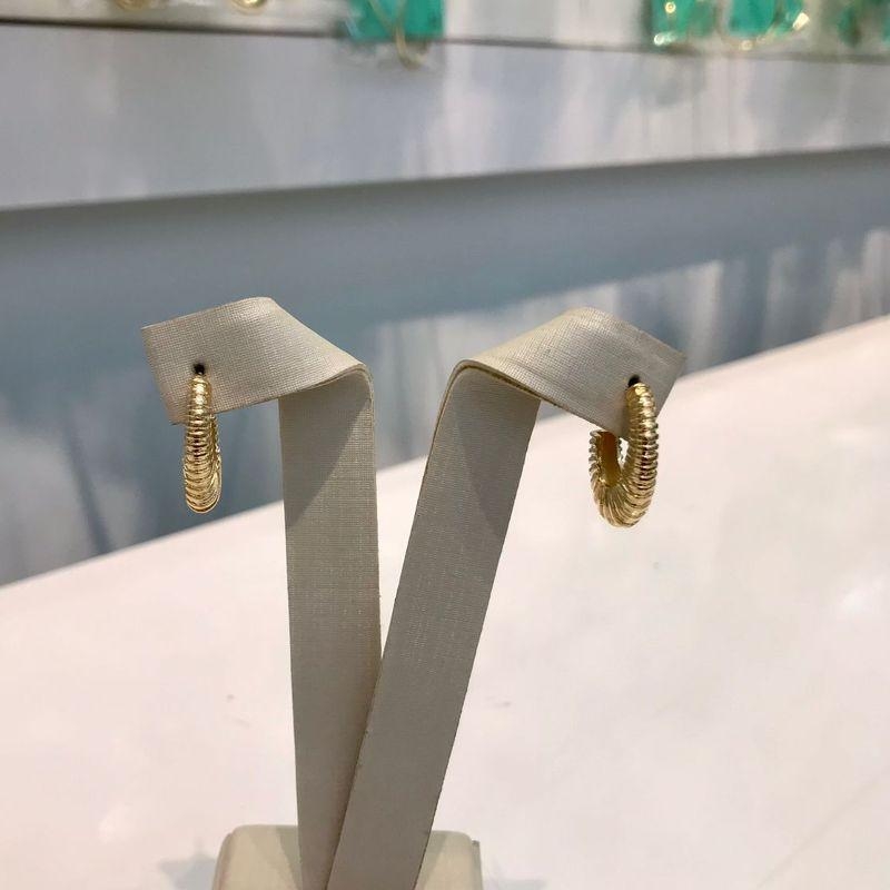 ARGOLA OVAL TEXTURIZADA MEDIA BANHADO A OURO