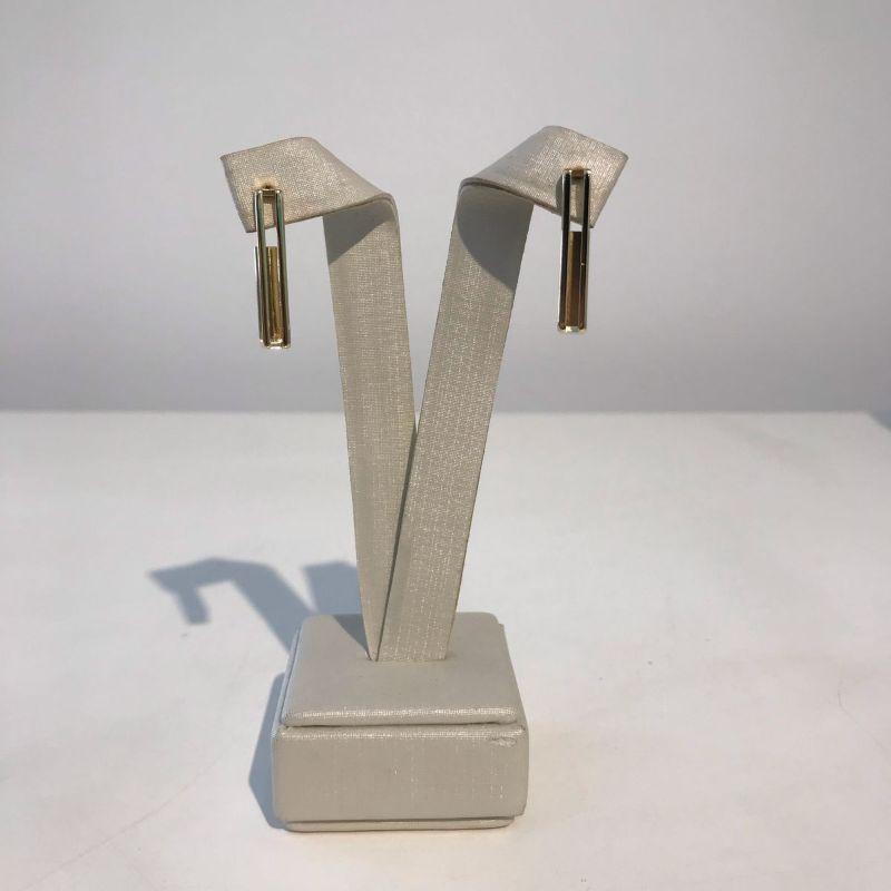 ARGOLA RETANGULAR VAZADA BANHADO A OURO