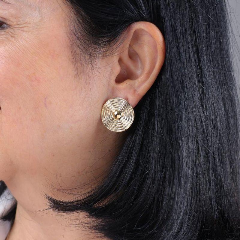 BRINCO DESIGN AMASSADO TEXTURIZADO BANHADO A OURO