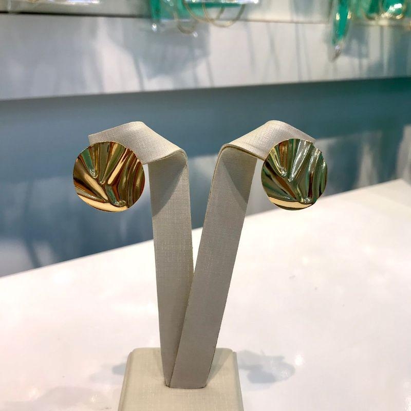 BRINCO REDONDO DESIGN AMASSADO BANHADO A OURO