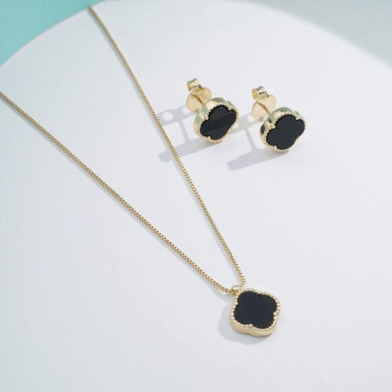 BRINCO TREVO PRETO JEWELRY BANHADO A OURO