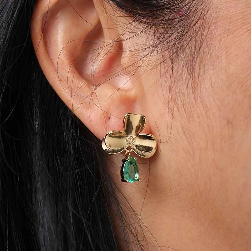 FLOR TEXTURIZADA COM PEDRA VERDE ÁGUA BANHADO A OURO