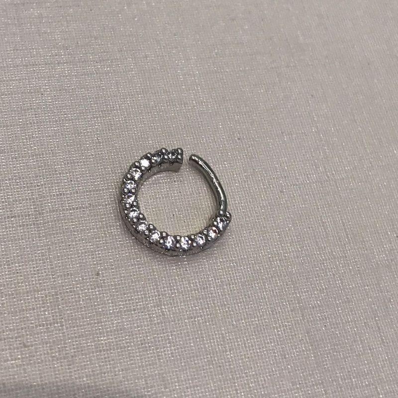 PIERCING CRAVEJADO EM ZIRCÔNIA BANHADO A OURO