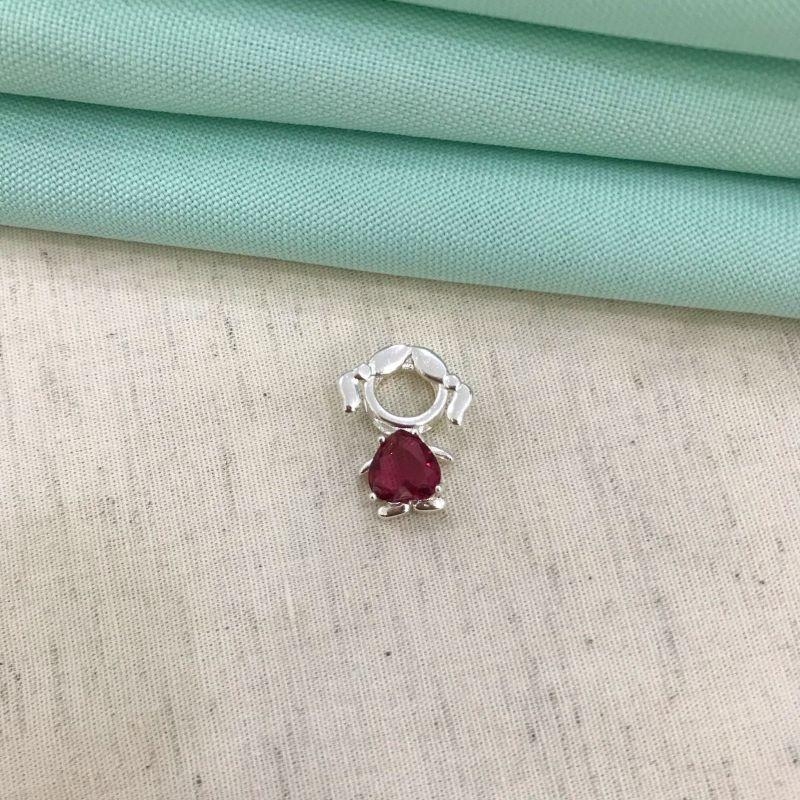 PINGENTE MENINA CORAÇÃO ROSA BANHADO A PRATA