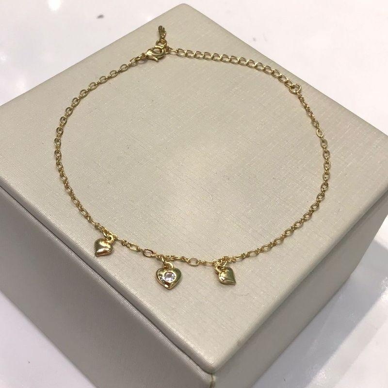 TORNOZELEIRA CORAÇÕES COM PONTO DE LUZ BANHADO A OURO