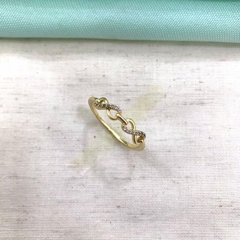 ANEL INFINITO EM ZIRCÔNIA BANHADO A OURO