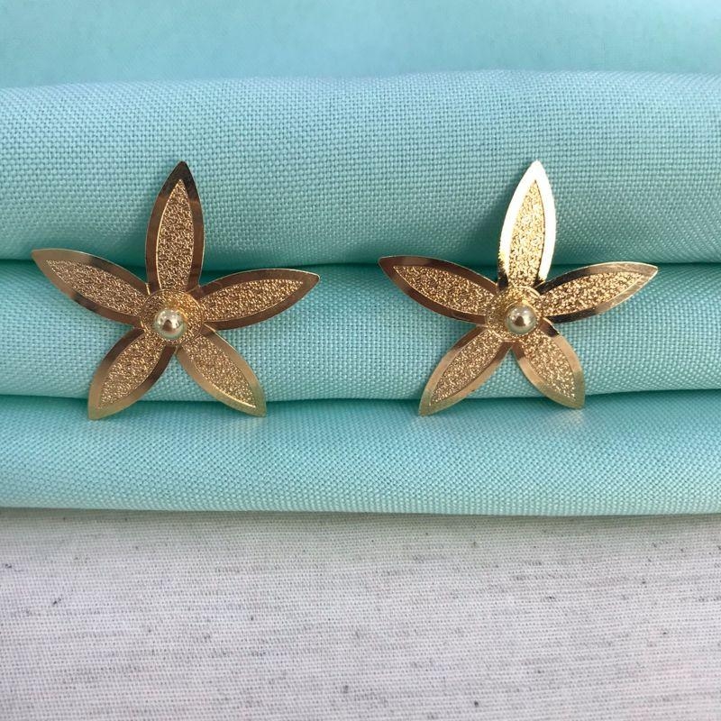 BRINCO FLOR TEXTURZADA BANHADO A OURO