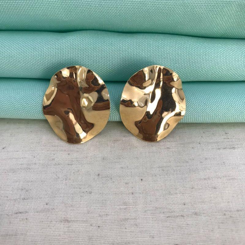 BRINCO REDONDO DESIGN AMASSADO BANHADO A OURO