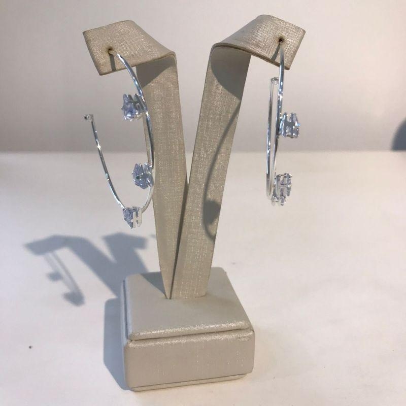 MEIA ARGOLA GEOMÉTRICA ZIRCÔNIA BANHADO A PRATA