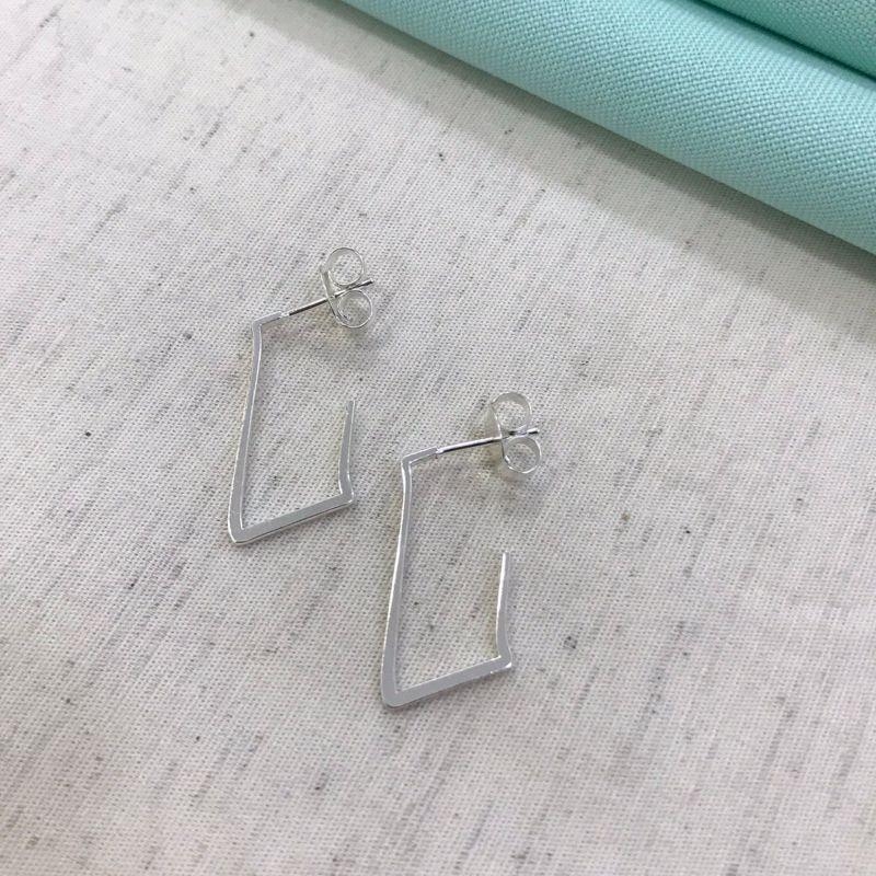 ARGOLA RETANGULAR SLIM BANHADO A PRATA