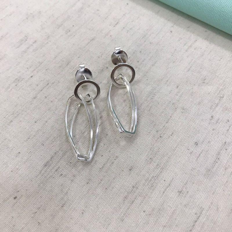 BRINCO ELOS GEOMÉTRICOS BANHADO A PRATA