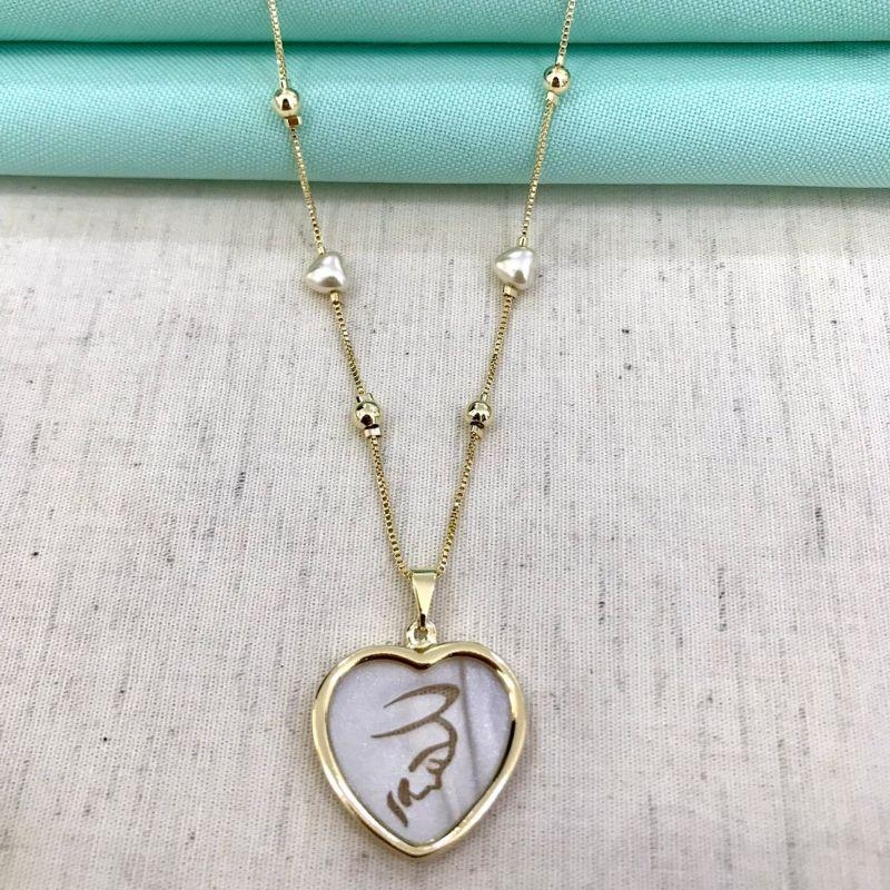 COLAR NOSSA SENHORA MADREPÉROLA BANHADO A OURO