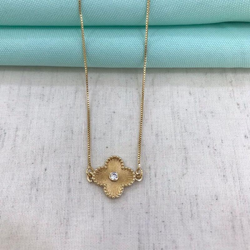 COLAR TREVO TEXTURIZADO ZIRCÔNIA BANHADO A OURO