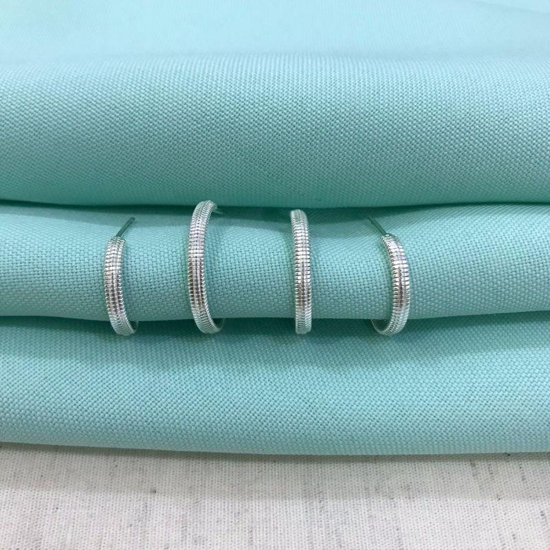 DUPLA ARGOLA TEXTURIZADA BANHADO A PRATA