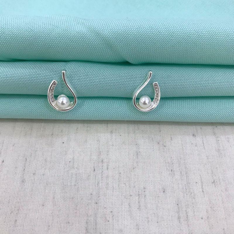 BRINCO DE PÉROLA DETALHE ZIRCÔNIA BANHADO A PRATA