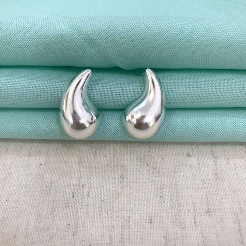 BRINCO GOTA CURVE BANHADO A PRATA