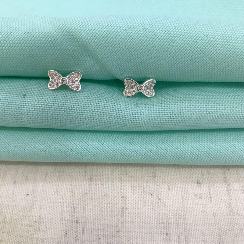 BRINCO LAÇO ZIRCÔNIA JEWELRY BANHADO A PRATA