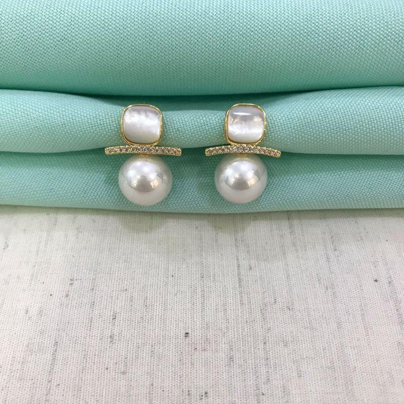 ARGOLA MADREPÉROLA ZIRCÔNIA BANHADO A OURO