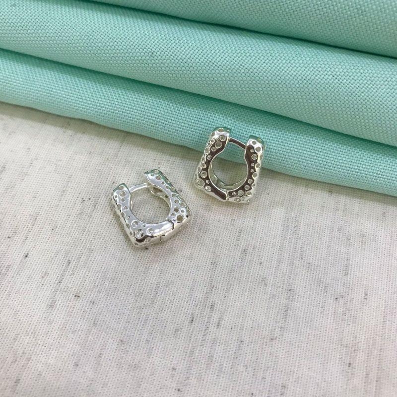 ARGOLA QUADRADA TAM M BANHADO A PRATA