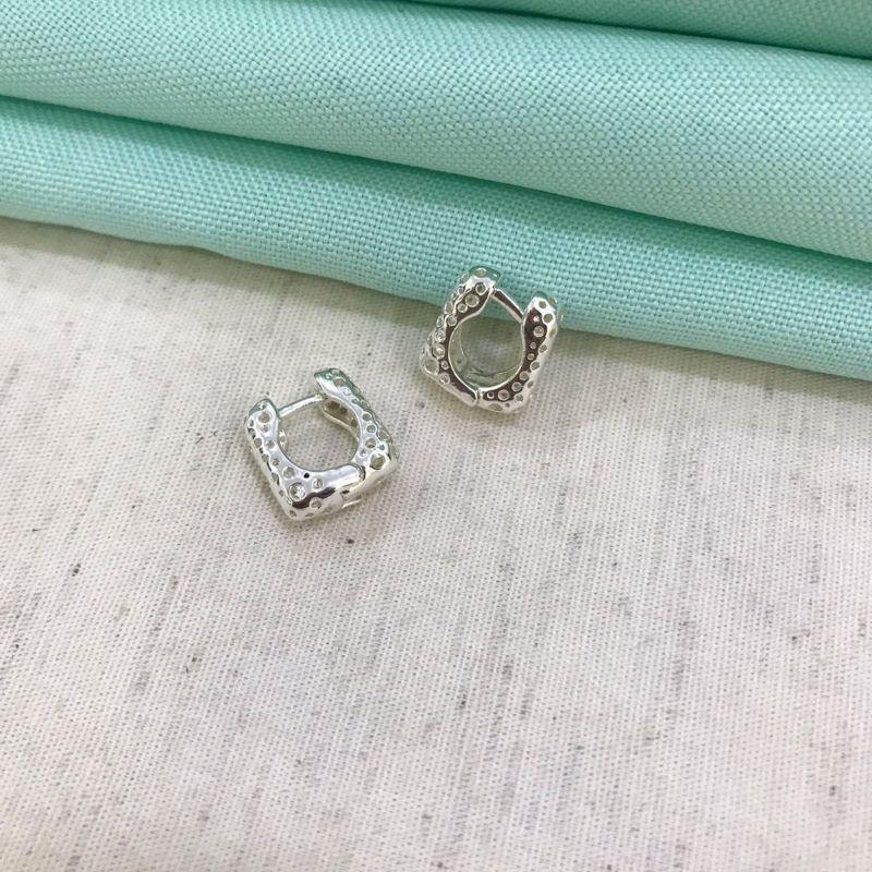 ARGOLA QUADRADA TAM P BANHADO A PRATA