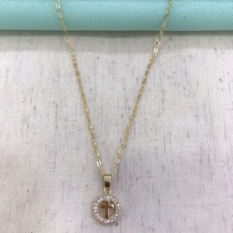 COLAR CRUZ REDONDO ZIRC. BANHADO A OURO
