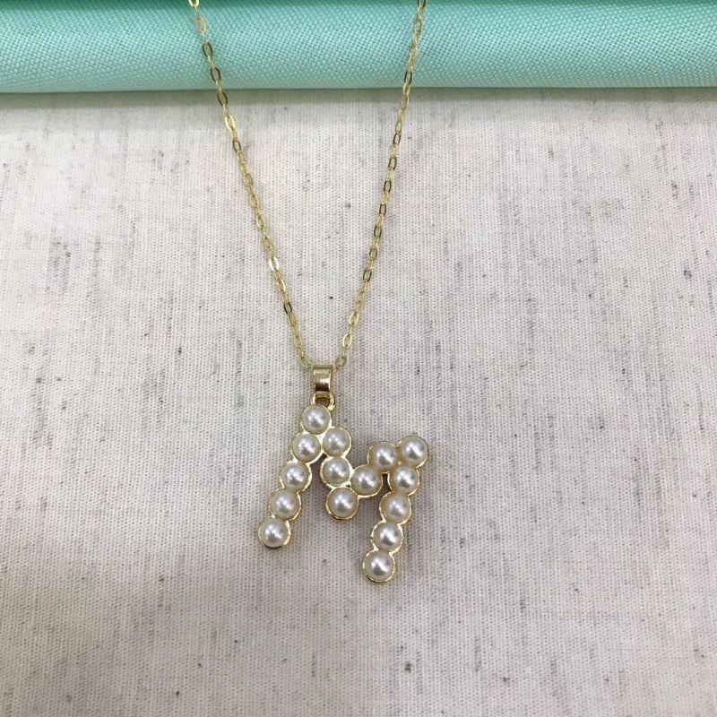 COLAR PÉROLA INICIAL M BANHADO A OURO