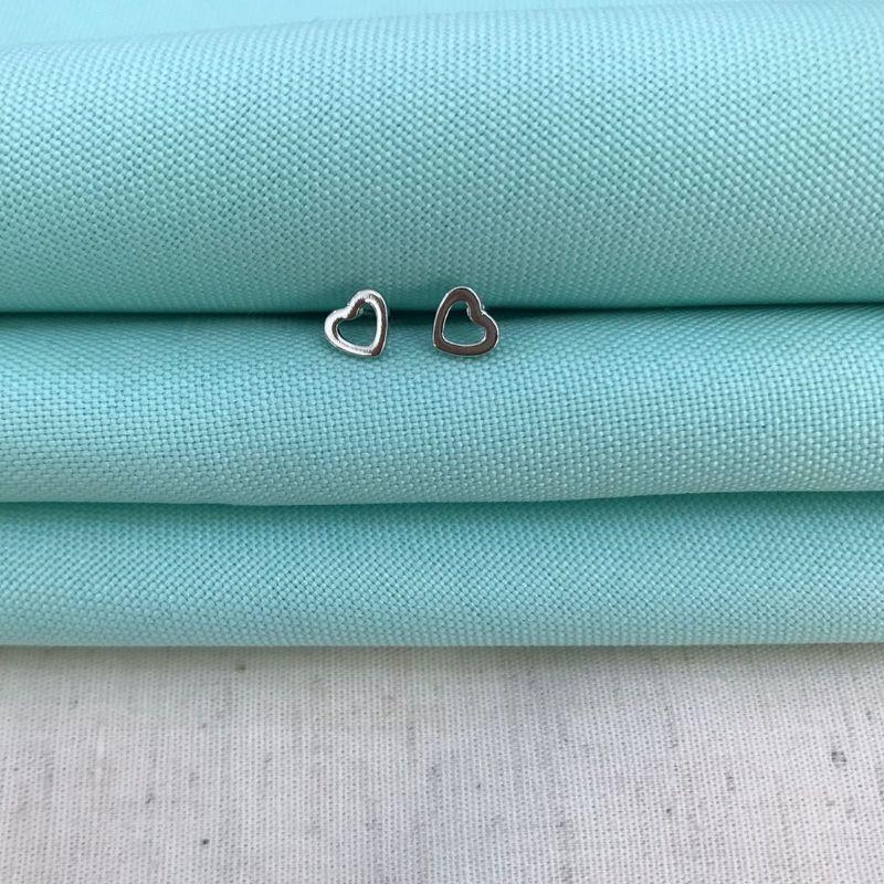 CORAÇÃO VAZADO TAM P BANHADO A PRATA