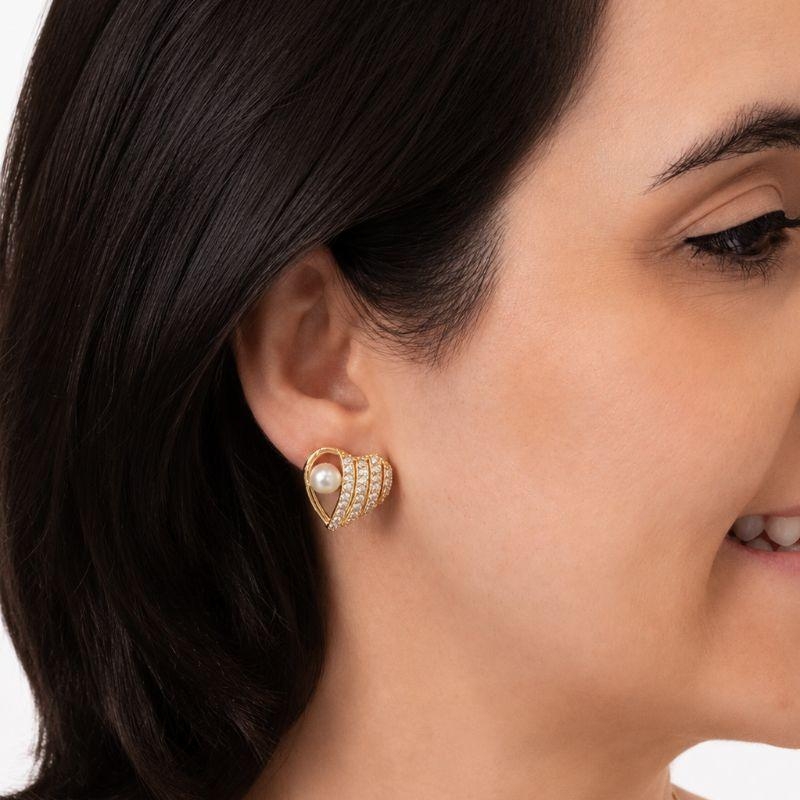 BRINCO PÉROLA CORAÇÃO DETALHE ZIRCÔNIA BANHADO A OURO