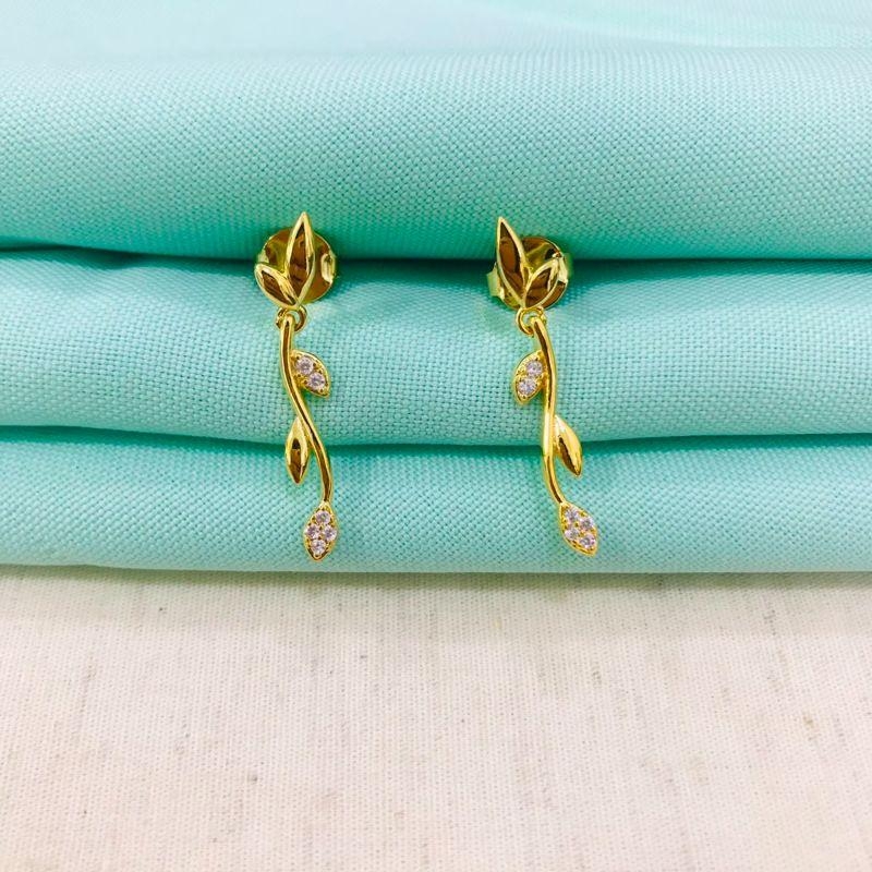 BRINCO FOLHAS COM ZIRCÔNIA BANHADA OURO