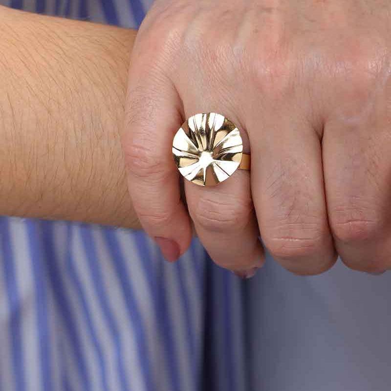 ANEL REDONDO DESIGN AMASSADO REGULÁVEL BANHADO A OURO