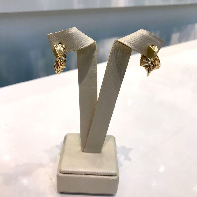 ARGOLA TORCIDA TEXTURIZADA BANHADO A OURO