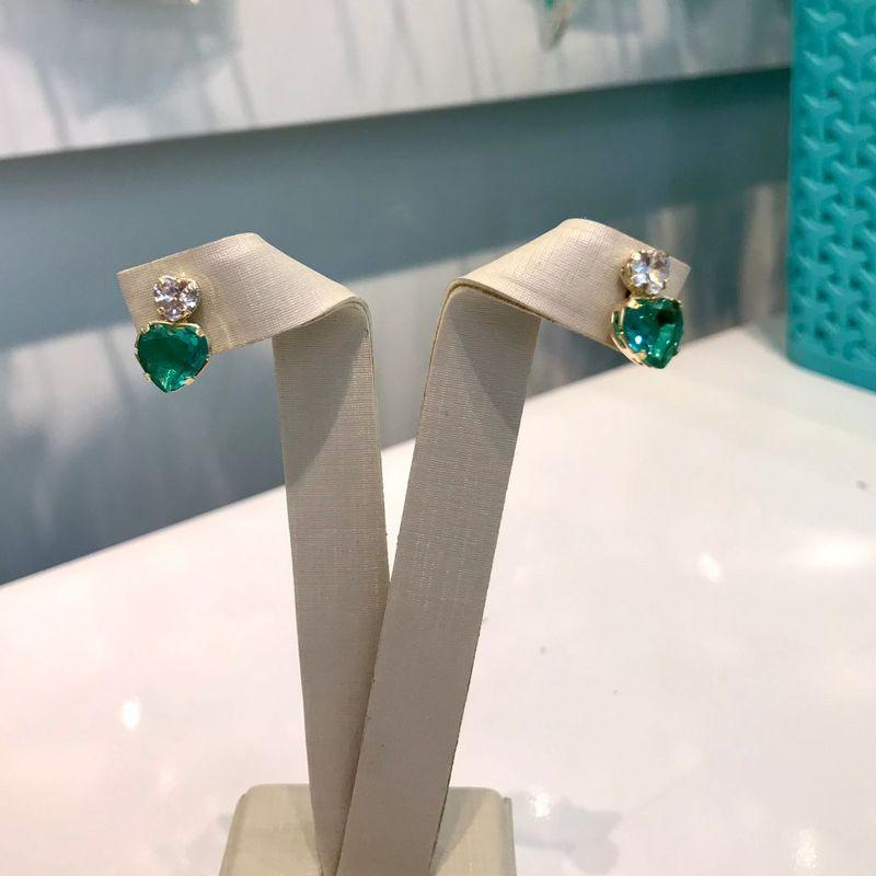 BRINCO CORAÇÃO VERDE COM PONTO DE LUZ BANHADO A OURO