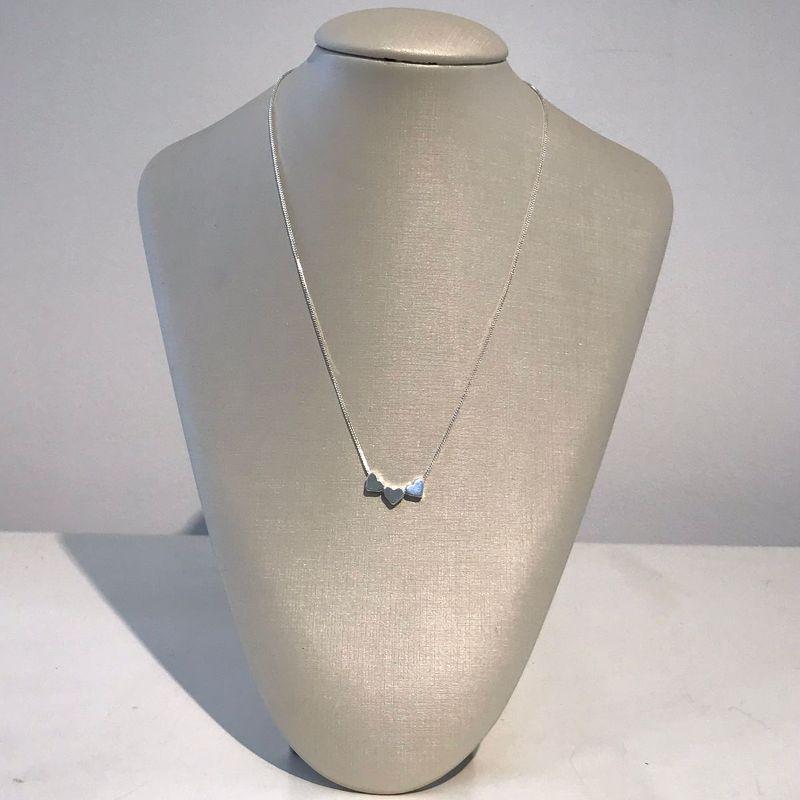 COLAR TRIO CORAÇÃO JEWELRY BANHADO A PRATA