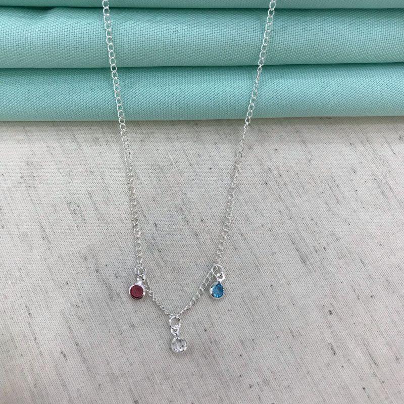 COLAR TRIO CRISTAIS COLORIDOS INFANTIL BANHADO A PRATA