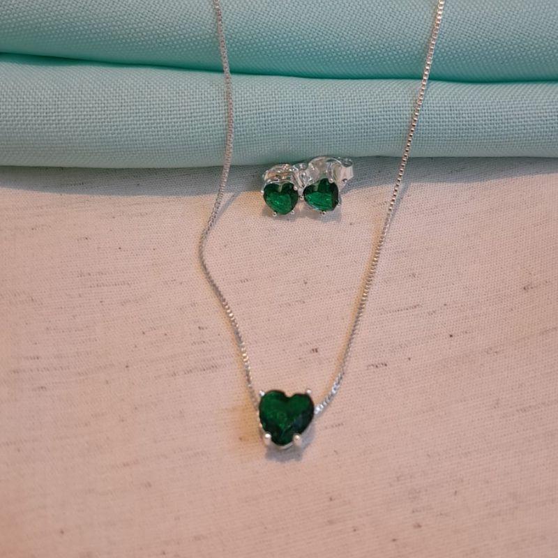CONJUNTO CORAÇÃO ESMERALDA BANHADO A PRATA