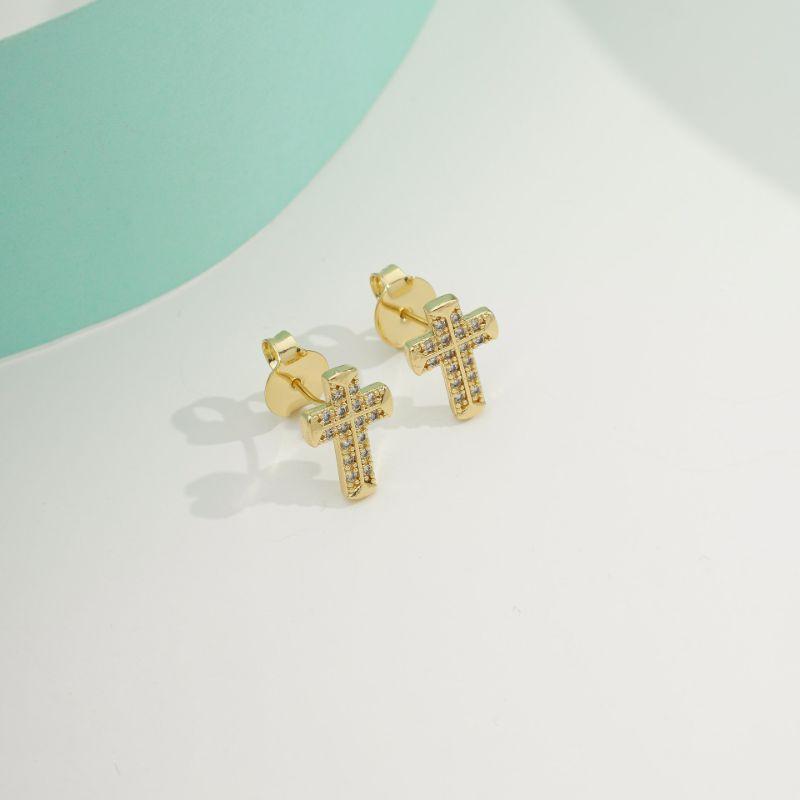 CRUZ DETALHES CRAVEJADA EM ZIRCÔNIA BANHADO A OURO