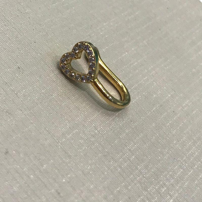 FAKE PIERCING CORAÇÃO VAZADO EM ZIRCONIA BANHADO A OUTRO
