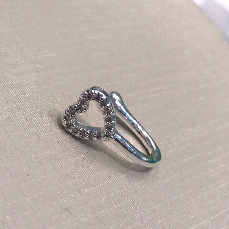 FAKE PIERCING CORAÇÃO VAZADO EM ZIRCÔNIA BANHADO A PRATA