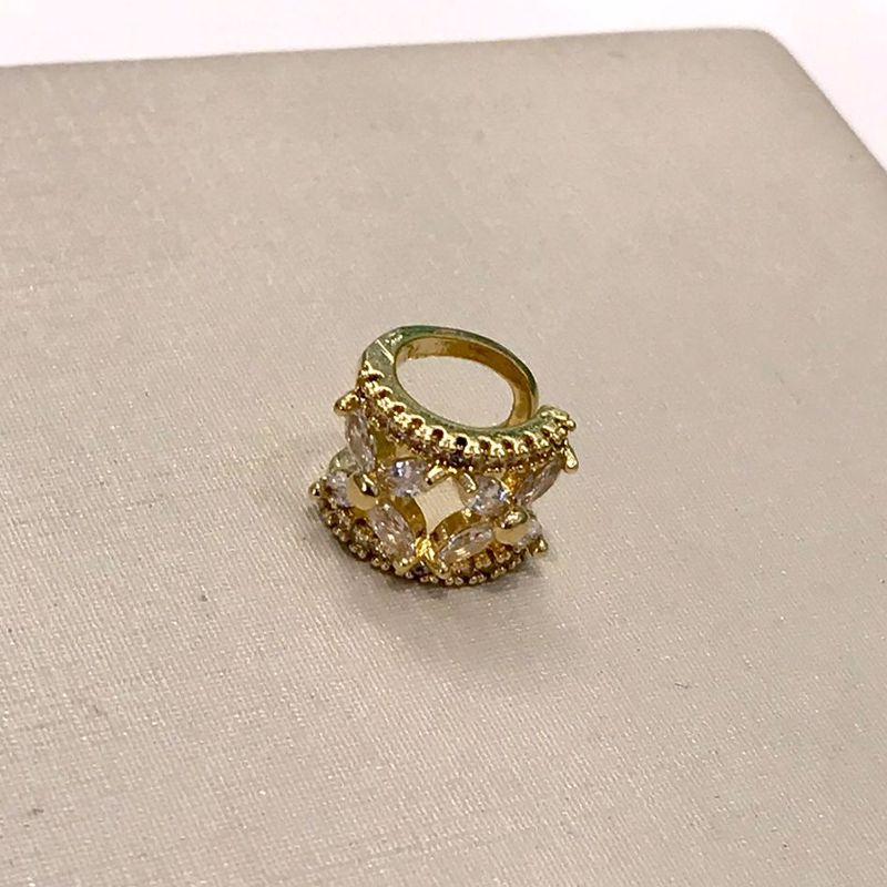 FAKE PIERCING FLOR EM ZIRCÔNIA BANHADO A OURO