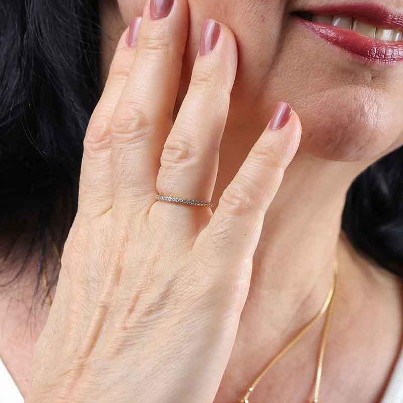 MEIA ALIANÇA CRAVEJADA EM MICRO ZIRCÔNIA BANHADO A OURO