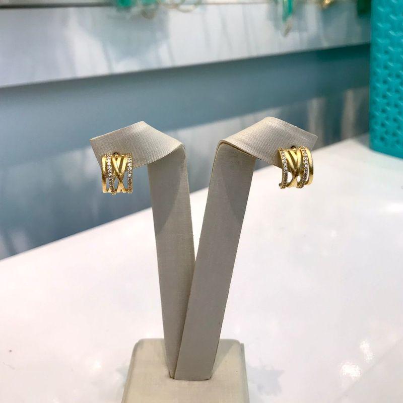 ARGOLA ELEGANCE CRAVEJADA EM ZIRCÔNIA BANHADO A OURO