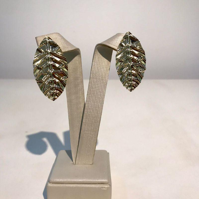 BRINCO FOLHA DESIGN BANHADO A OURO