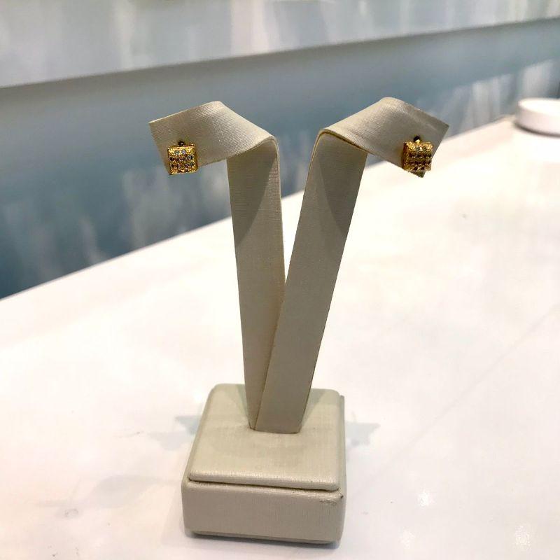 QUADRADINHO CRAVEJADO EM ZIRCÔNIA BANHADO A OURO