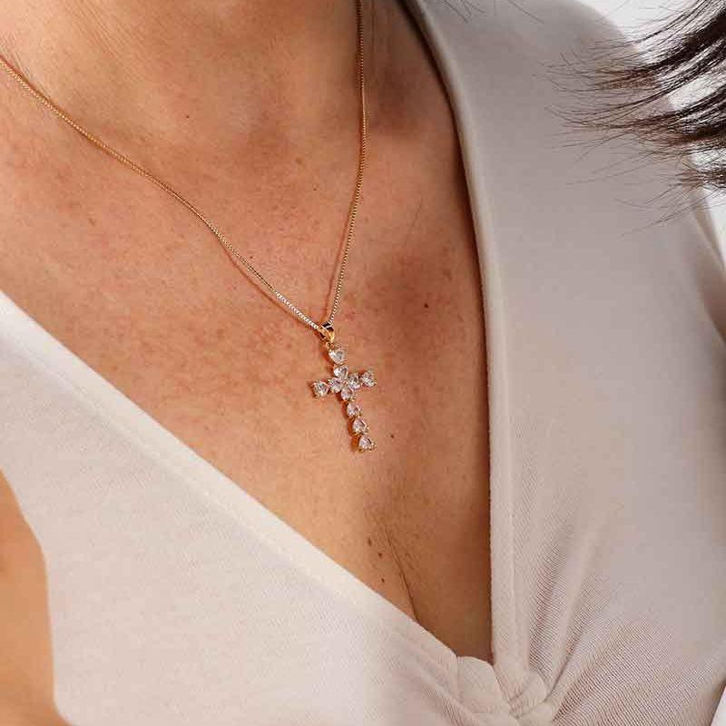 CRUZ CORAÇÕES CRAVEJADO EM ZIRCÔNIA BANHADO A OURO